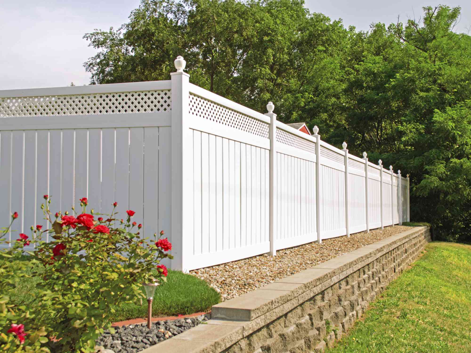 4. Vinyl Fences: Low-Maintenance and High Appeal