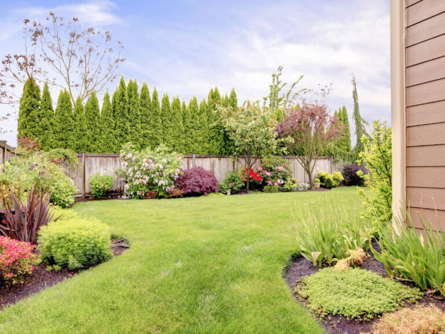 35. The Role of Hedges and Shrubs in Fence Integration