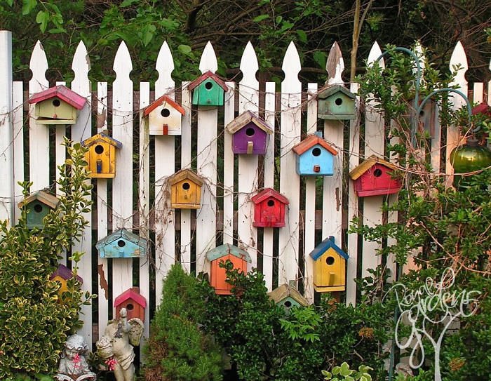 51. How to Decorate Your Fence for Different Seasons