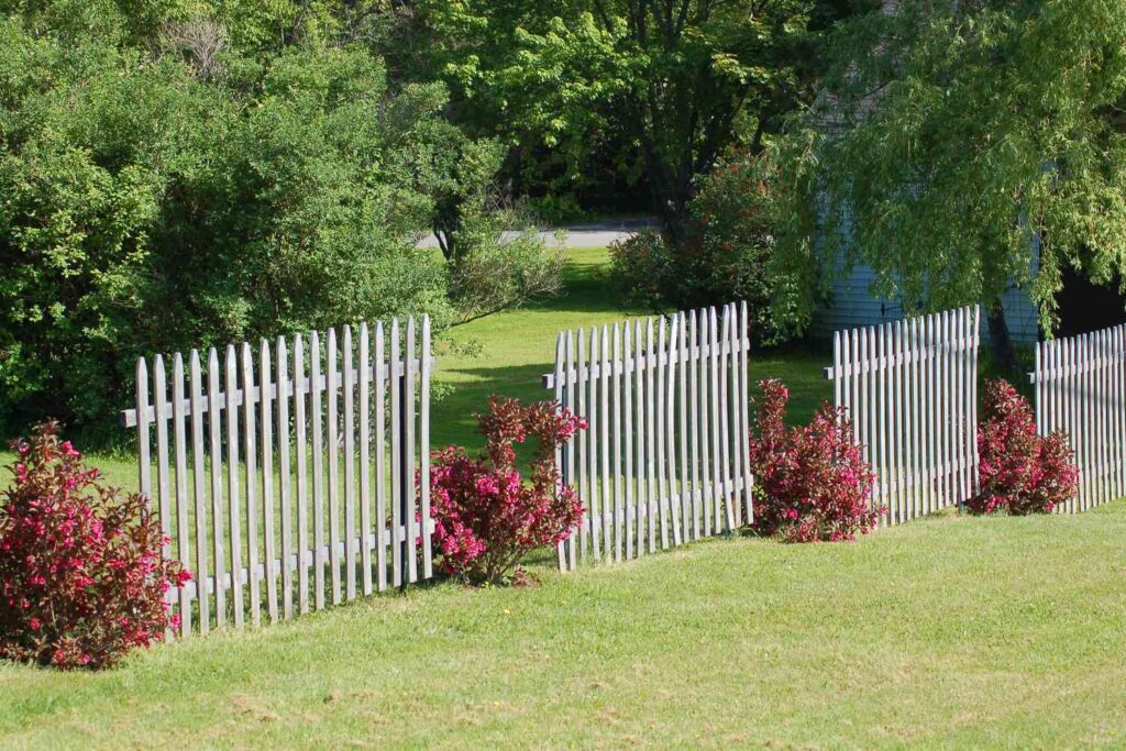 51. How to Decorate Your Fence for Different Seasons