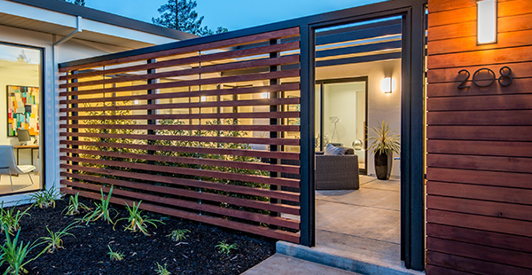 81. Incorporating Fences into Contemporary Outdoor Living Spaces