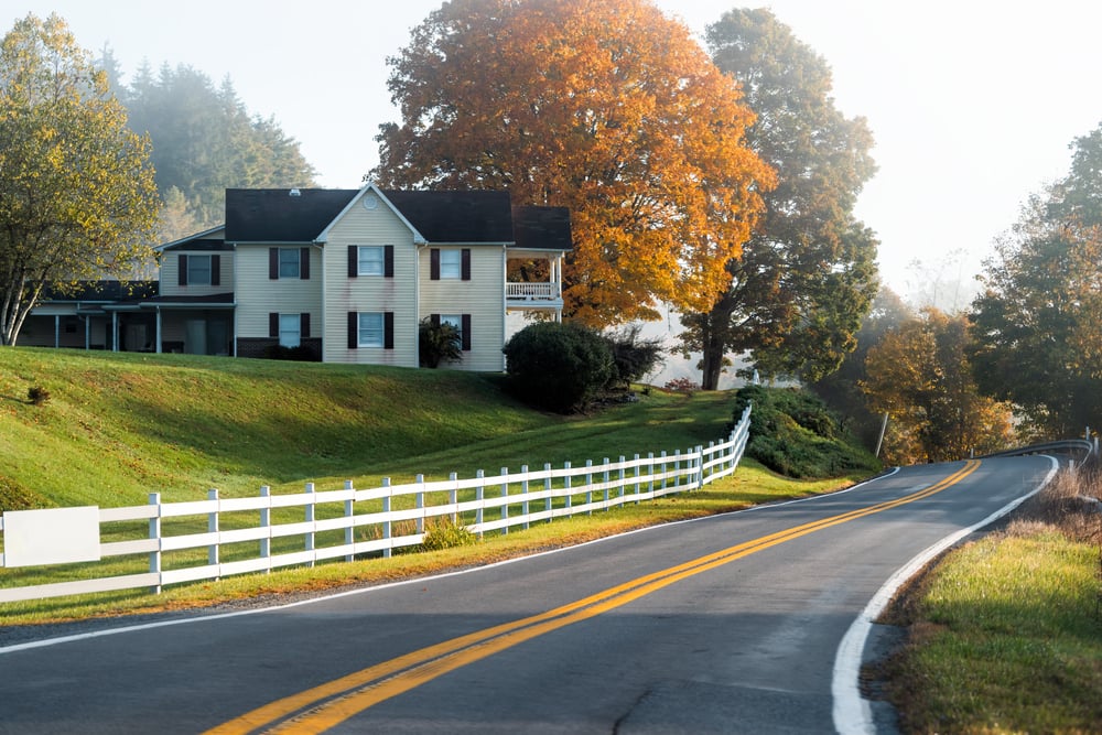 114. Fences for Farmhouse-Style Homes: Traditional and Functional