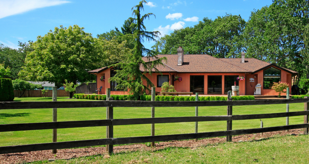 114. Fences for Farmhouse-Style Homes: Traditional and Functional