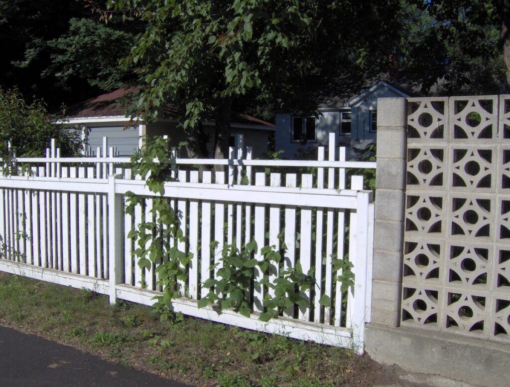95. Fences for Historic Homes: Preserving Aesthetics with Modern Materials