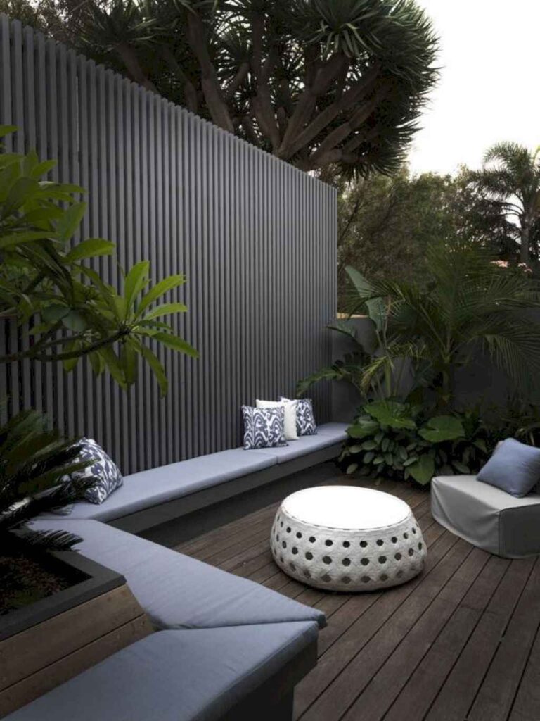 171. Designing Fences with Integrated Outdoor Lounges and Relaxation Areas